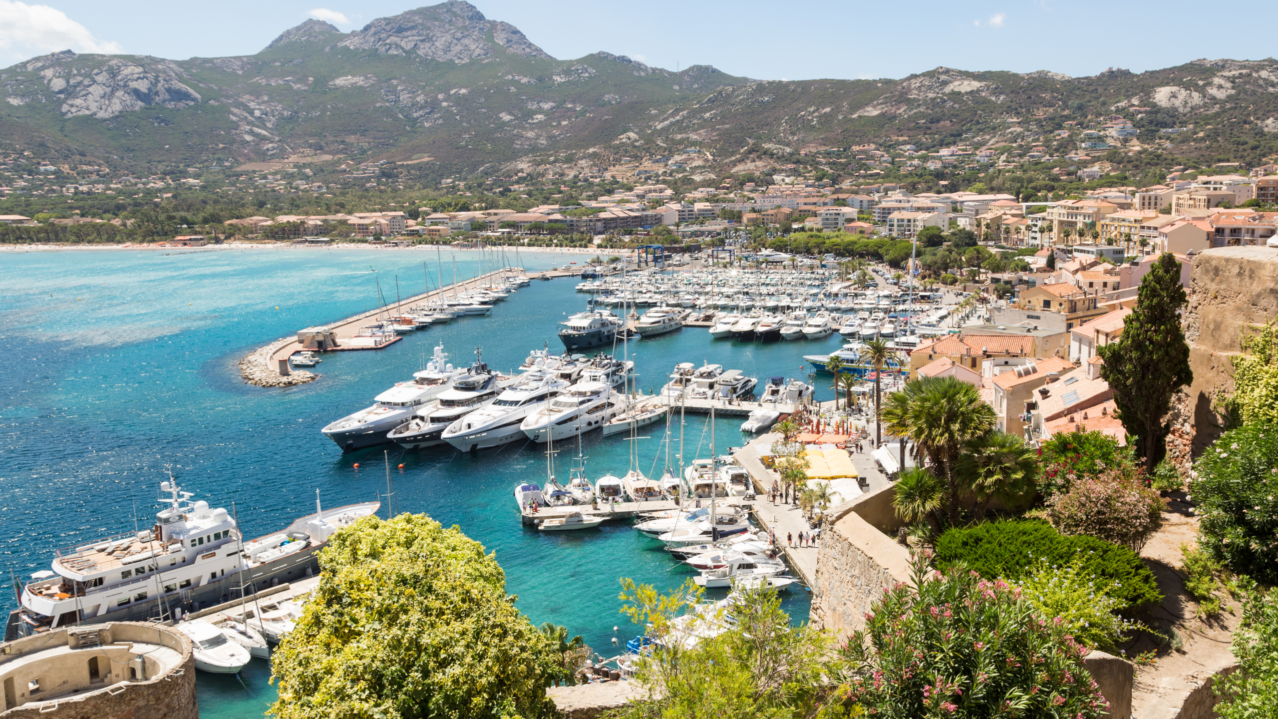 Çeşme Marina’da profesyonel buharlı yat temizlik hizmeti
