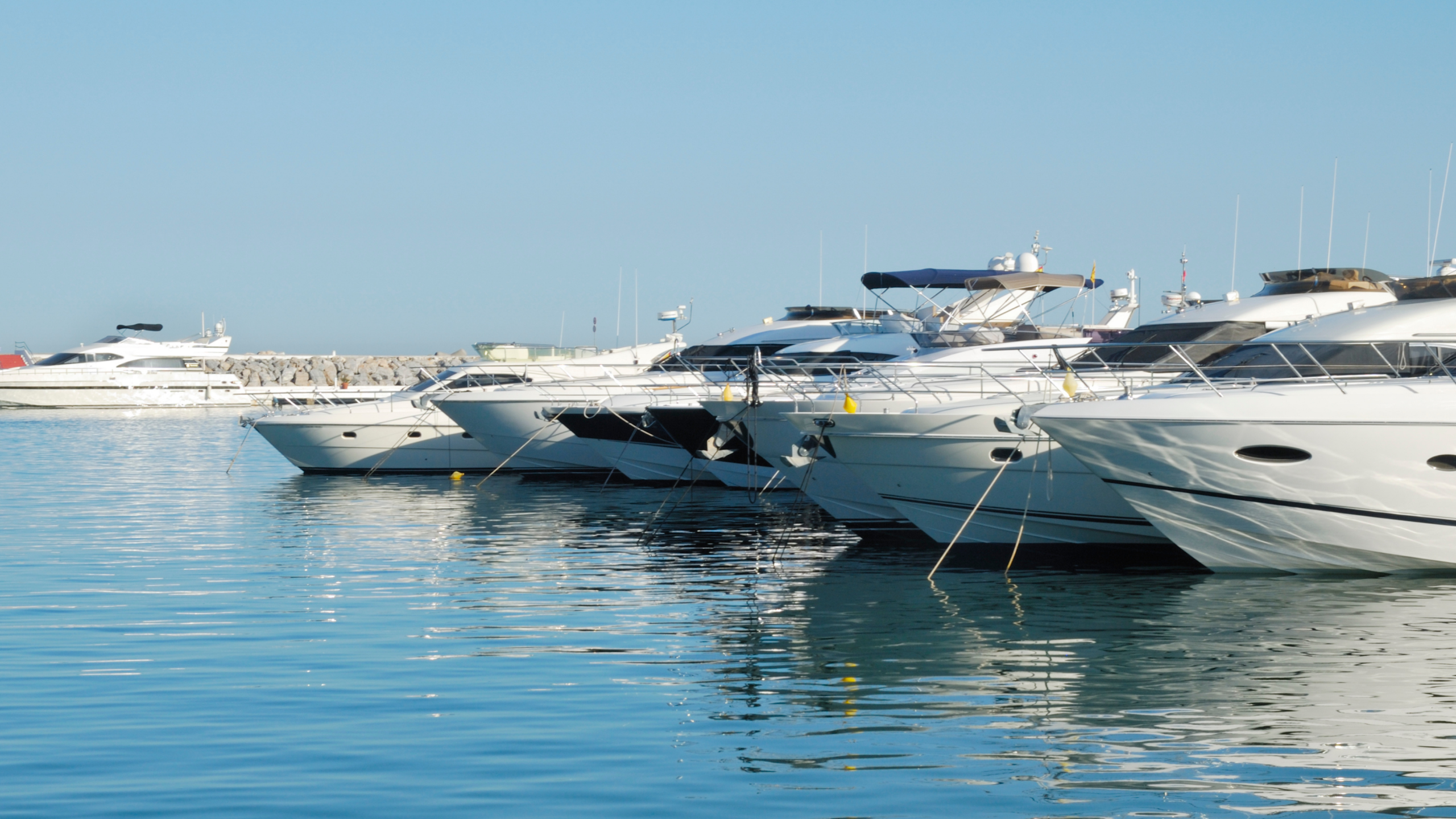 Fethiye Marina’da profesyonel yat iç temizlik uygulaması