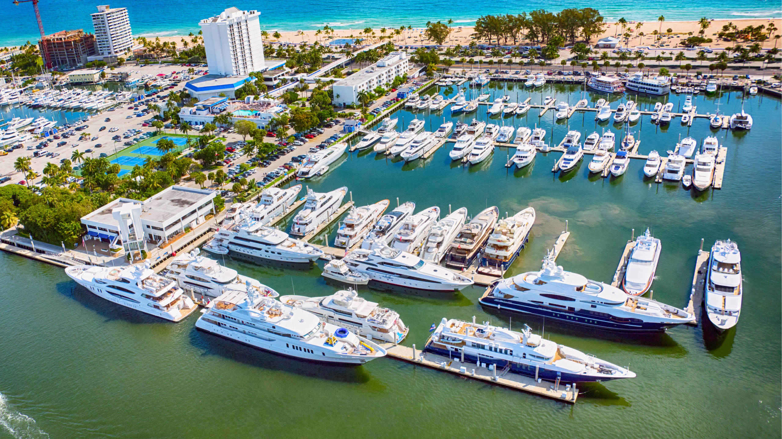 Marmaris Marina’da buharlı yat ve tekne temizlik hizmeti